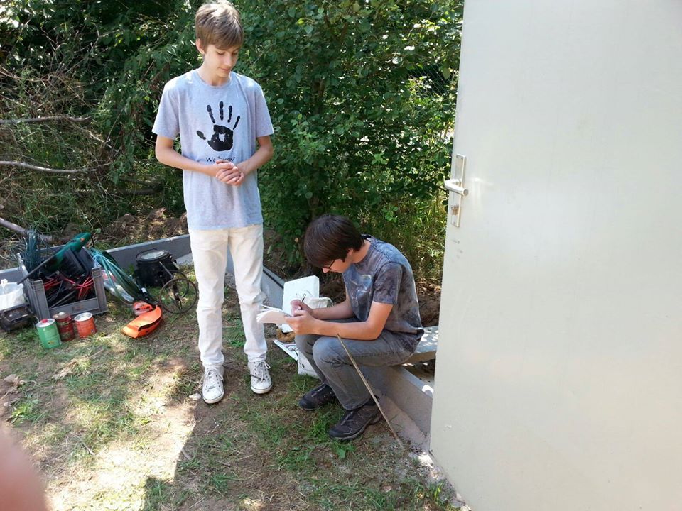 Jugend räumt Container auf