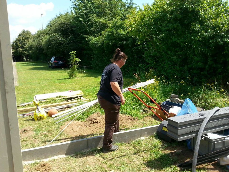 Jugend räumt Container auf