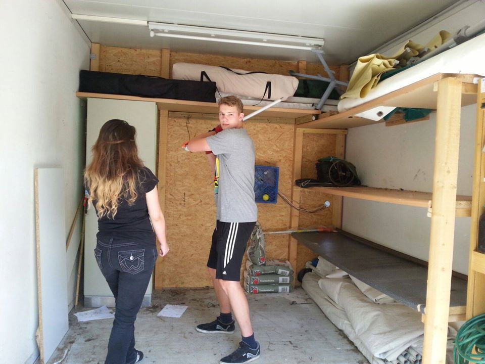 Jugend räumt Container auf