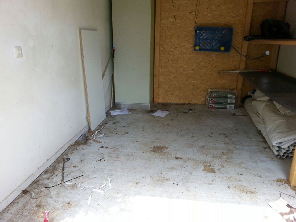 Jugend räumt Container auf