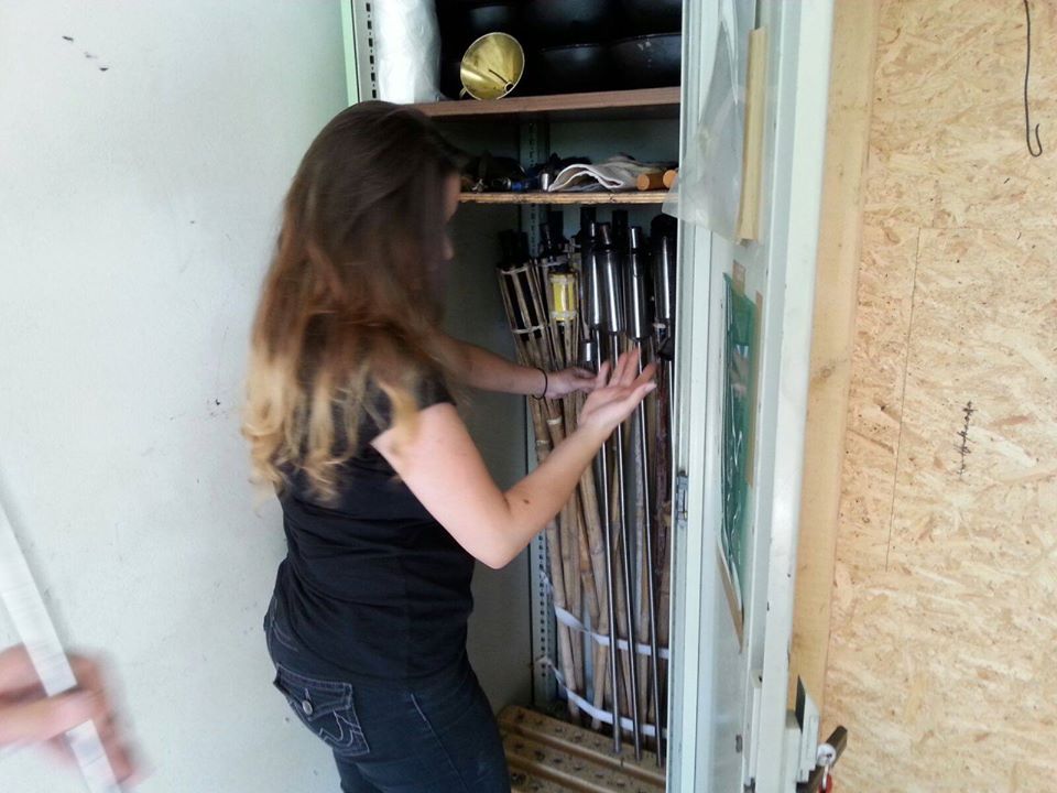 Jugend räumt Container auf