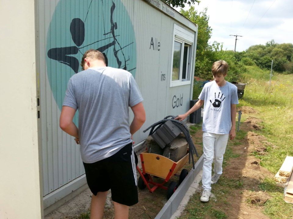 Jugend räumt Container auf