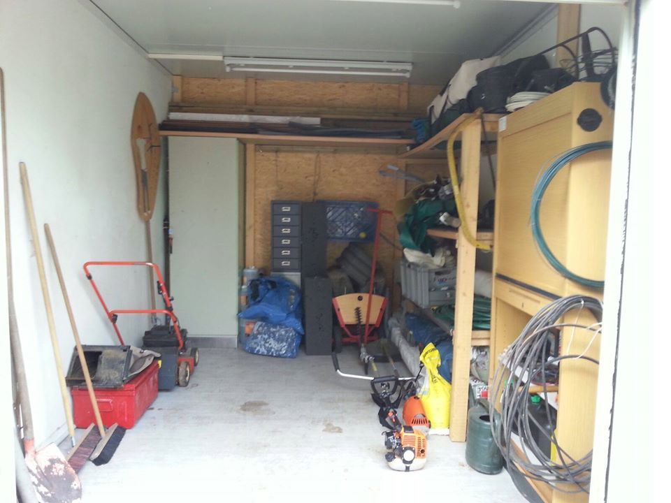 Jugend räumt Container auf