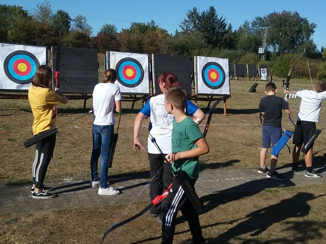 Schläger mit Bogen getauscht