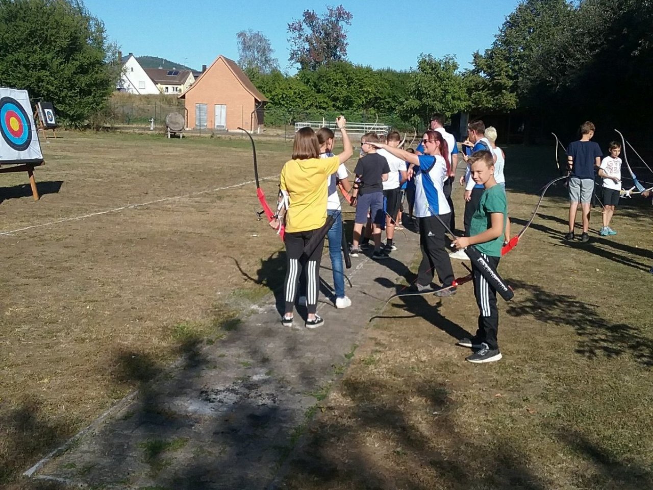 Schläger mit Bogen getauscht