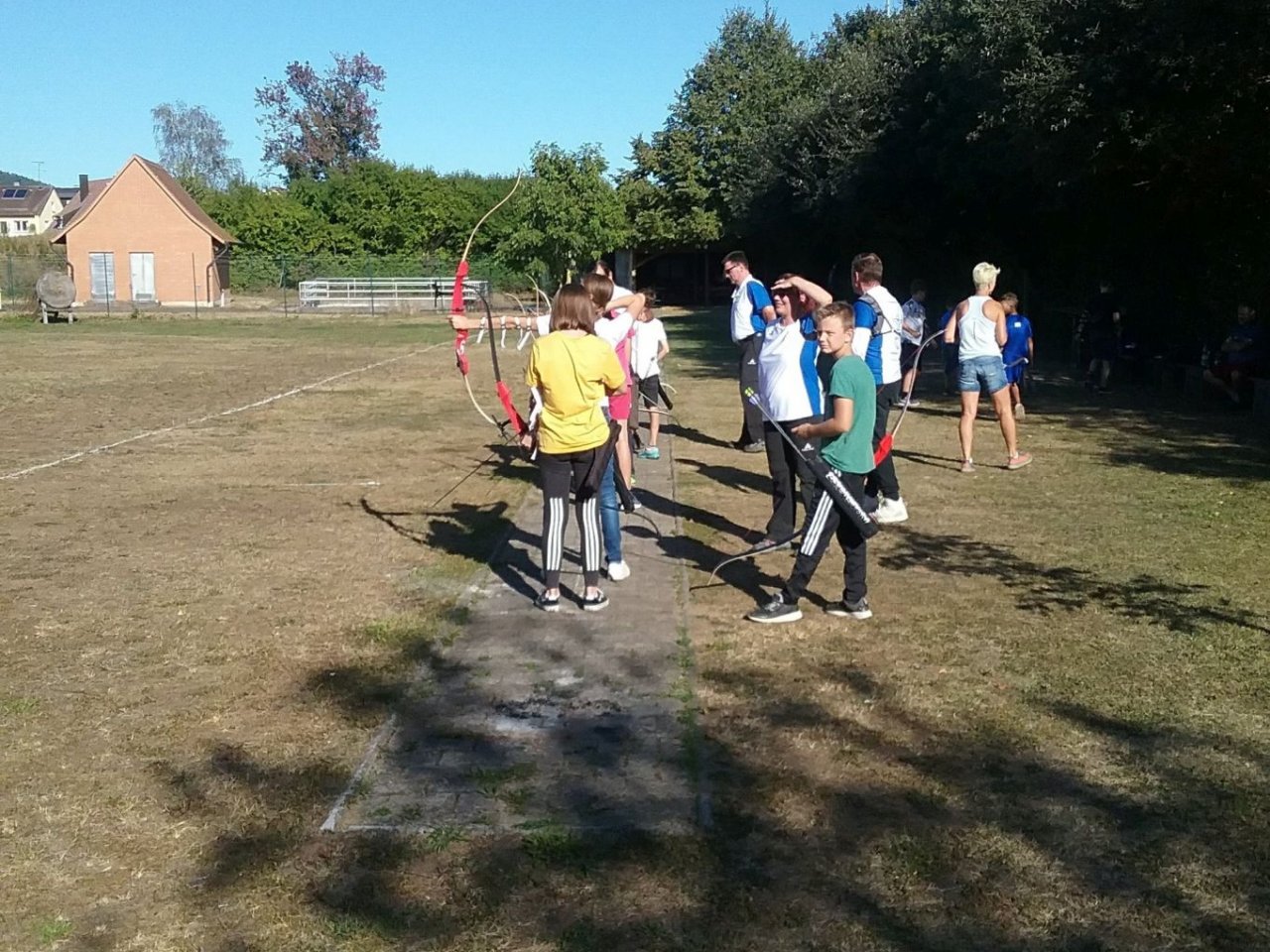 Schläger mit Bogen getauscht