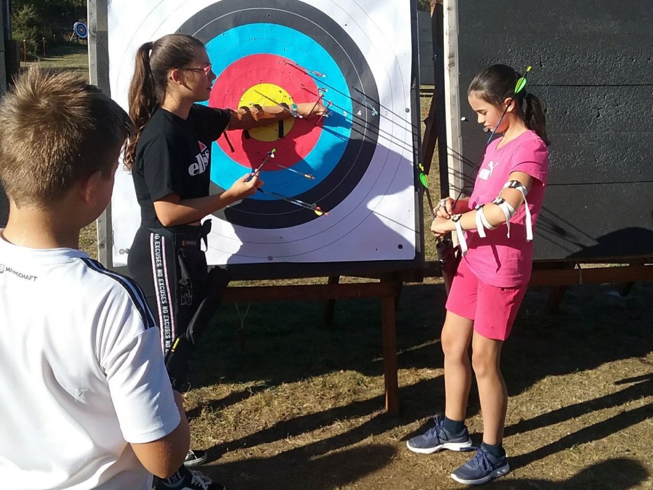 Schläger mit Bogen getauscht
