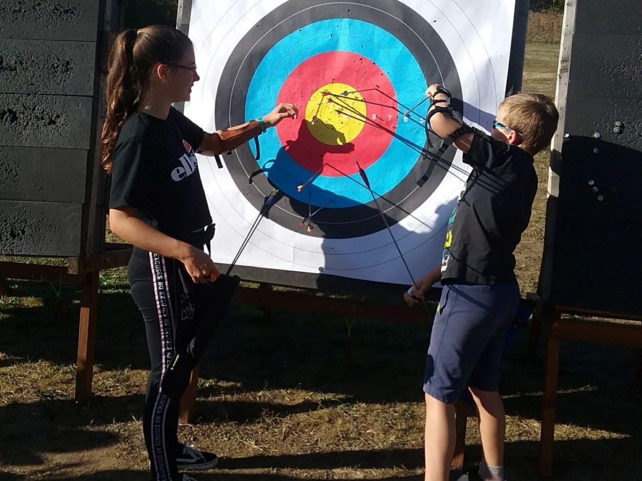 Schläger mit Bogen getauscht