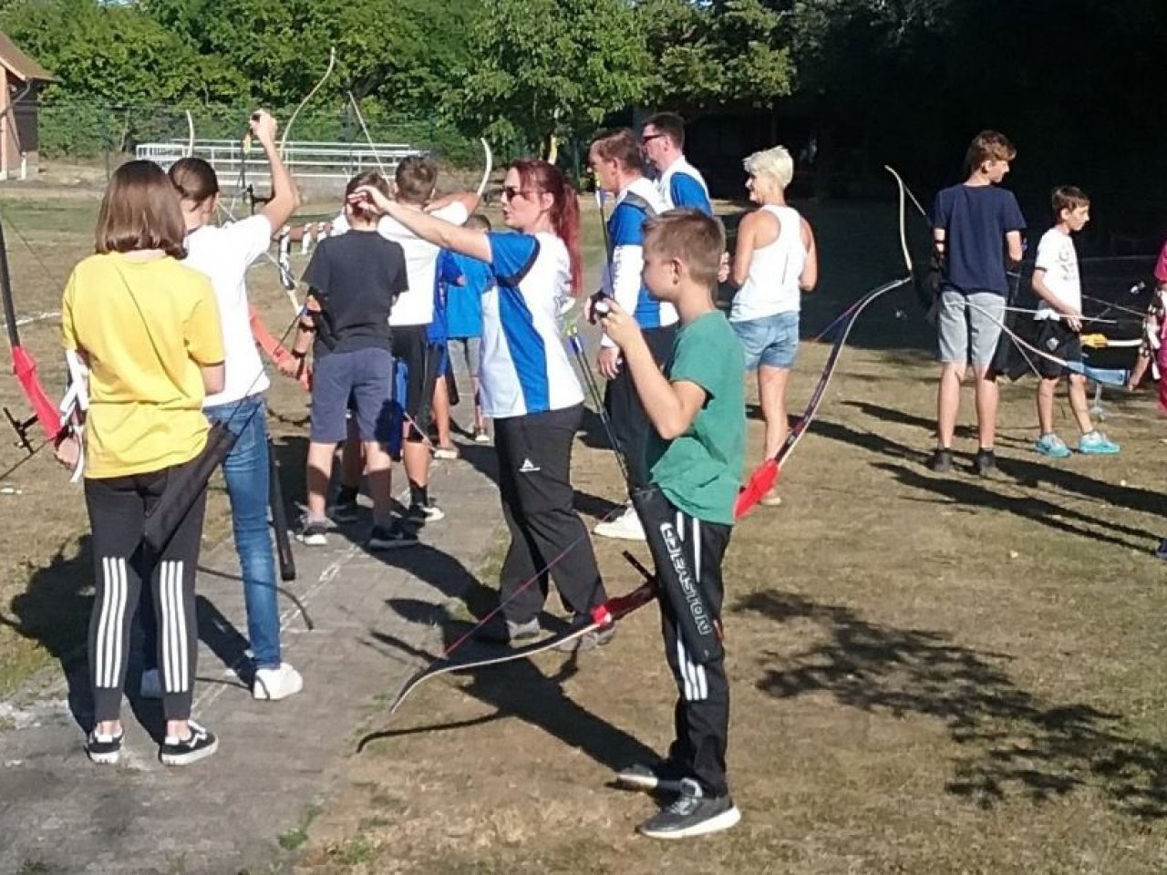 Schläger mit Bogen getauscht