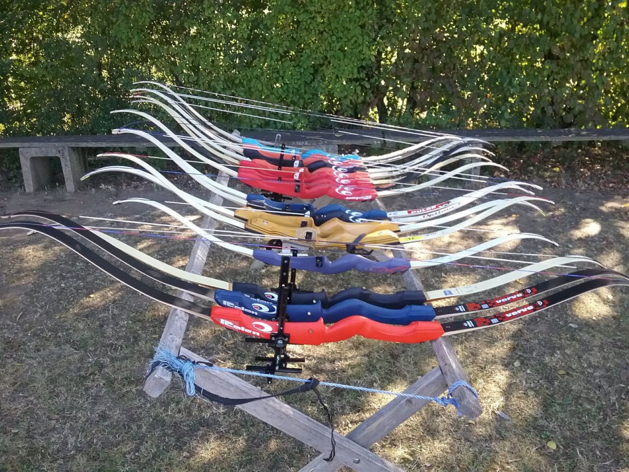 Schläger mit Bogen getauscht