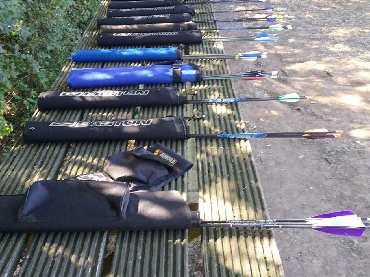 Schläger mit Bogen getauscht