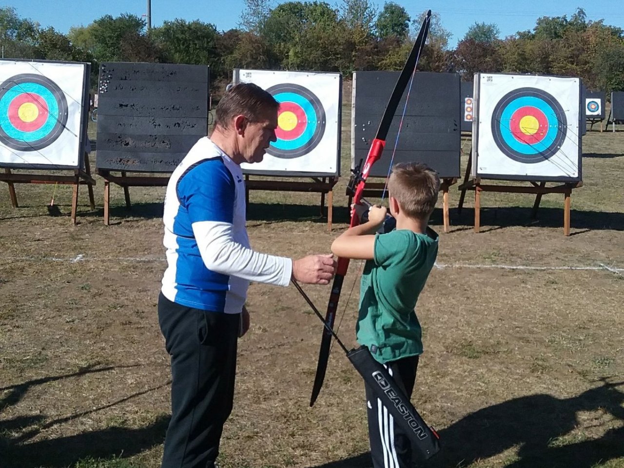 Schläger mit Bogen getauscht