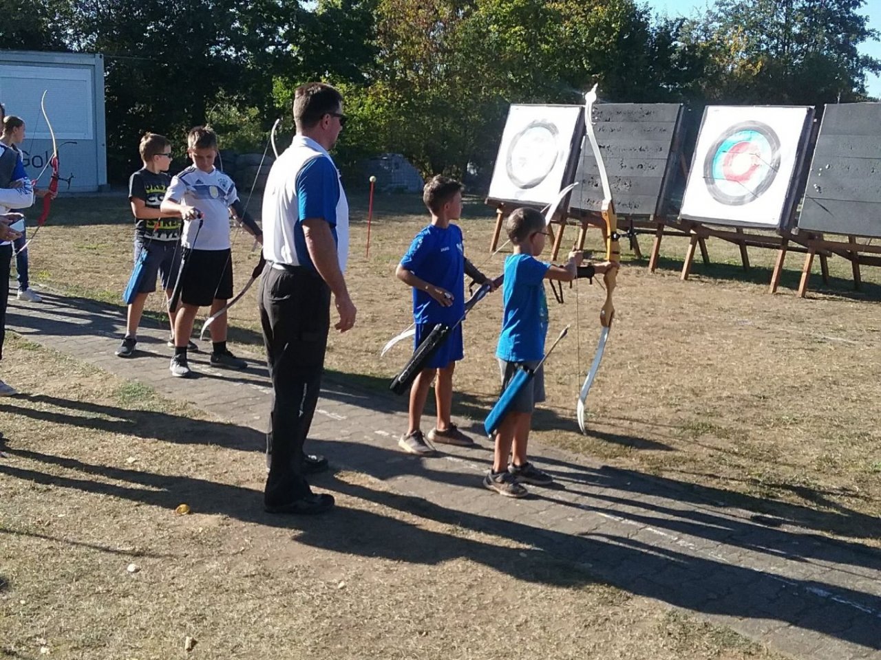 Schläger mit Bogen getauscht